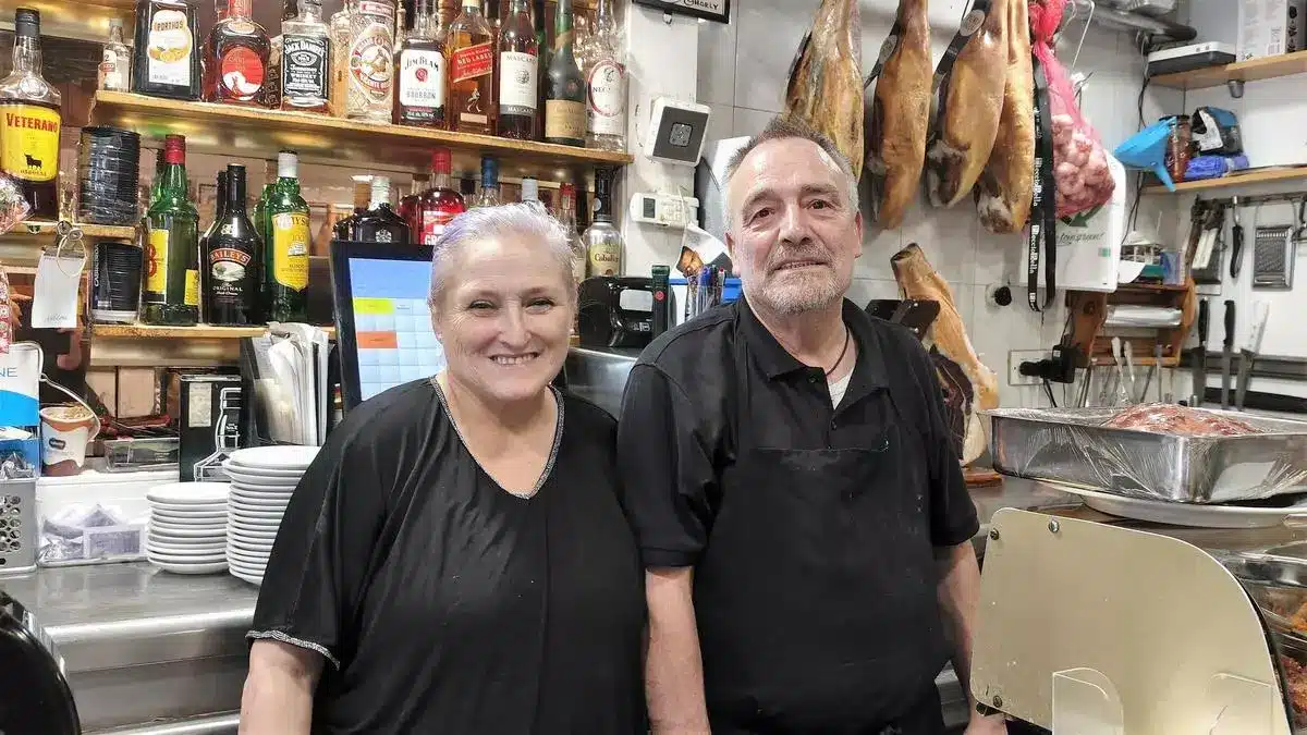 Barcelona buena y barata: albóndigas, callos picantes, riñones al ajillo y mucho cariño en los desayunos de Bar Charly