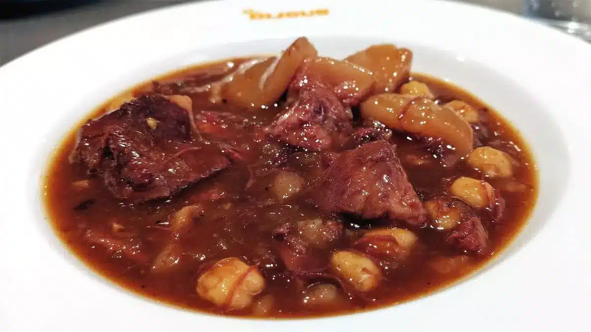 Barcelona buena y barata: Bar Dijous, guisos, macarrones, 'capipota' y escabeche en un proyecto cooperativo y singular